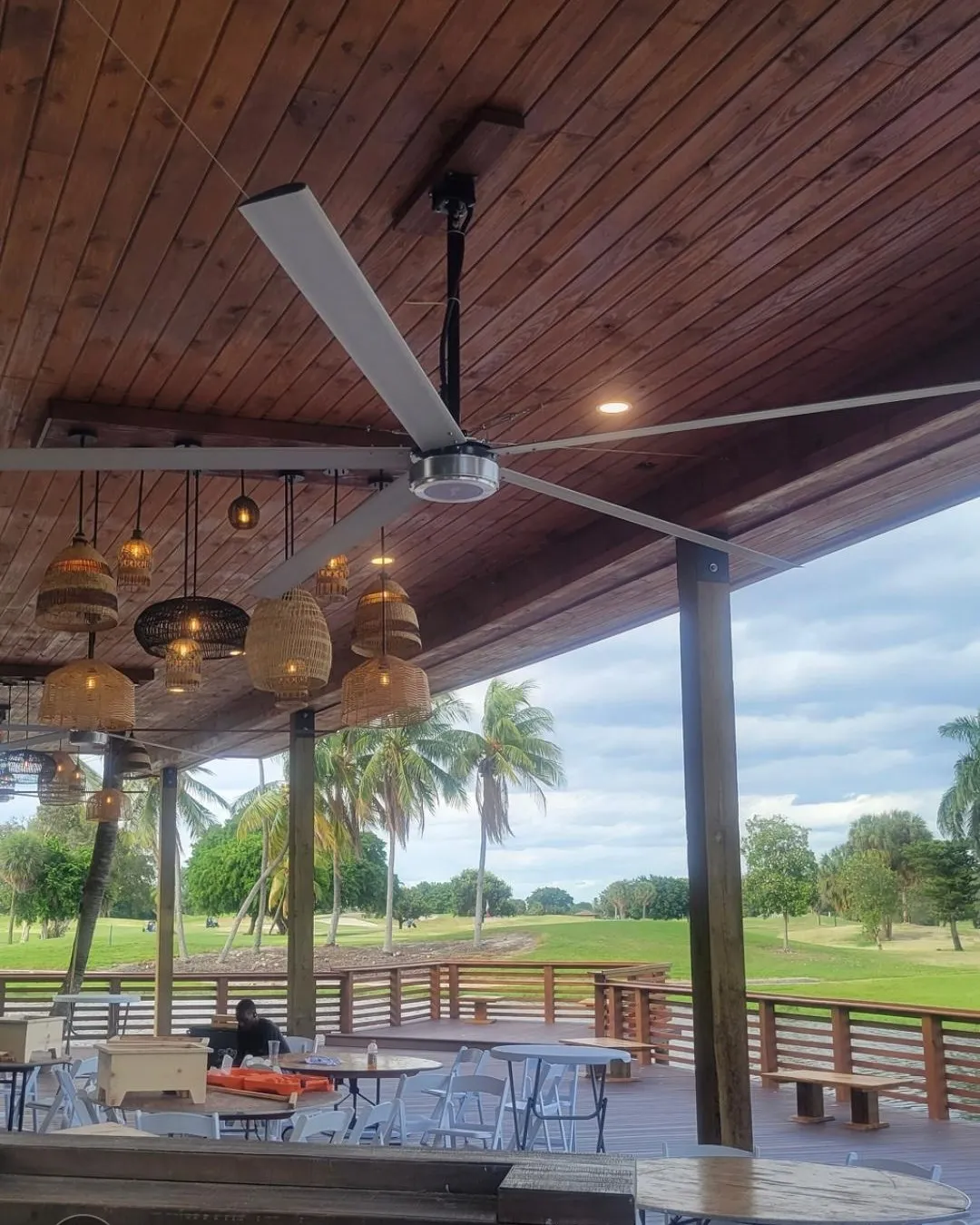 Ventilador HVLS grande en concepto abierto