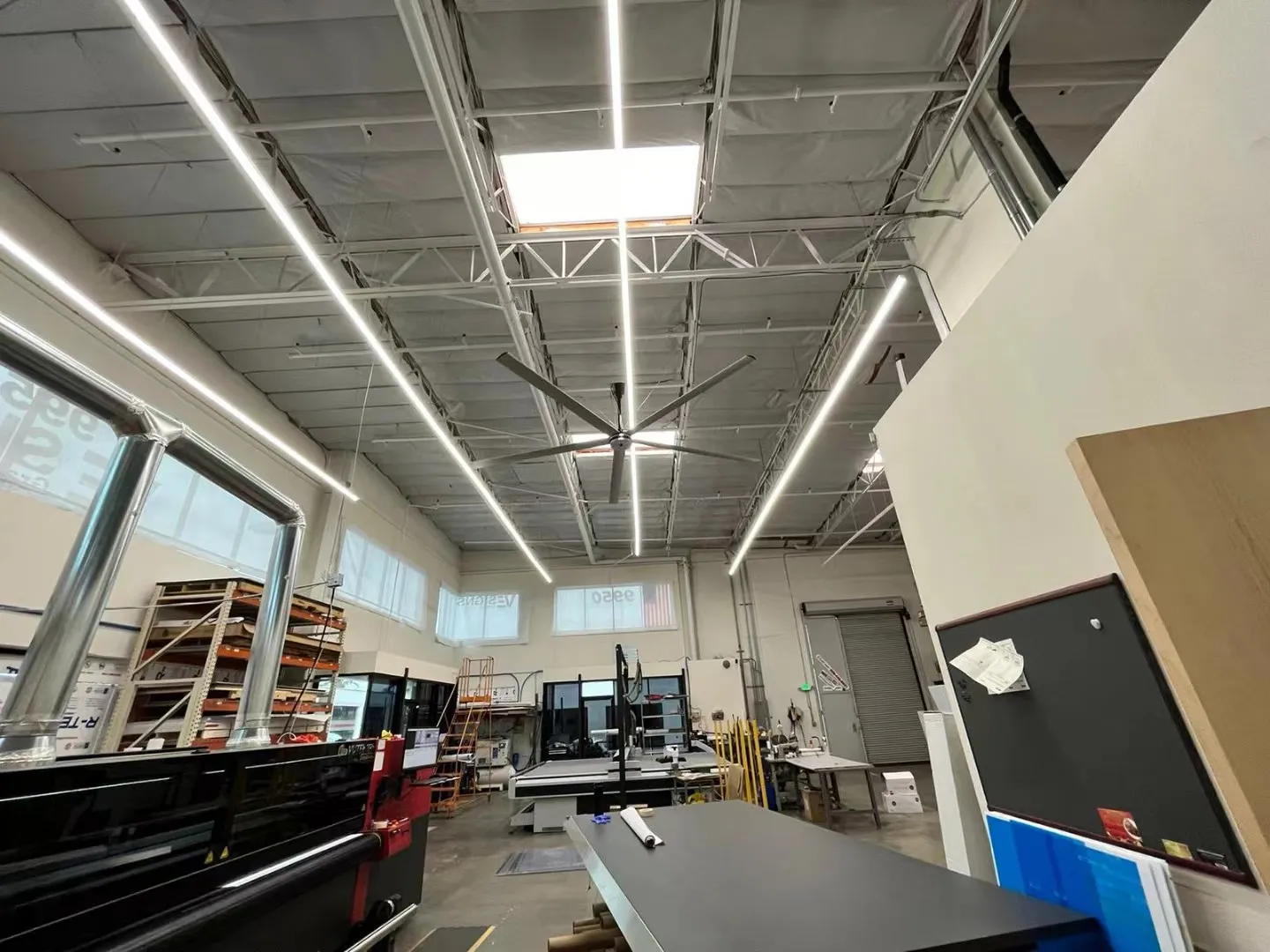 Ventiladores HVLS em um ambiente industrial