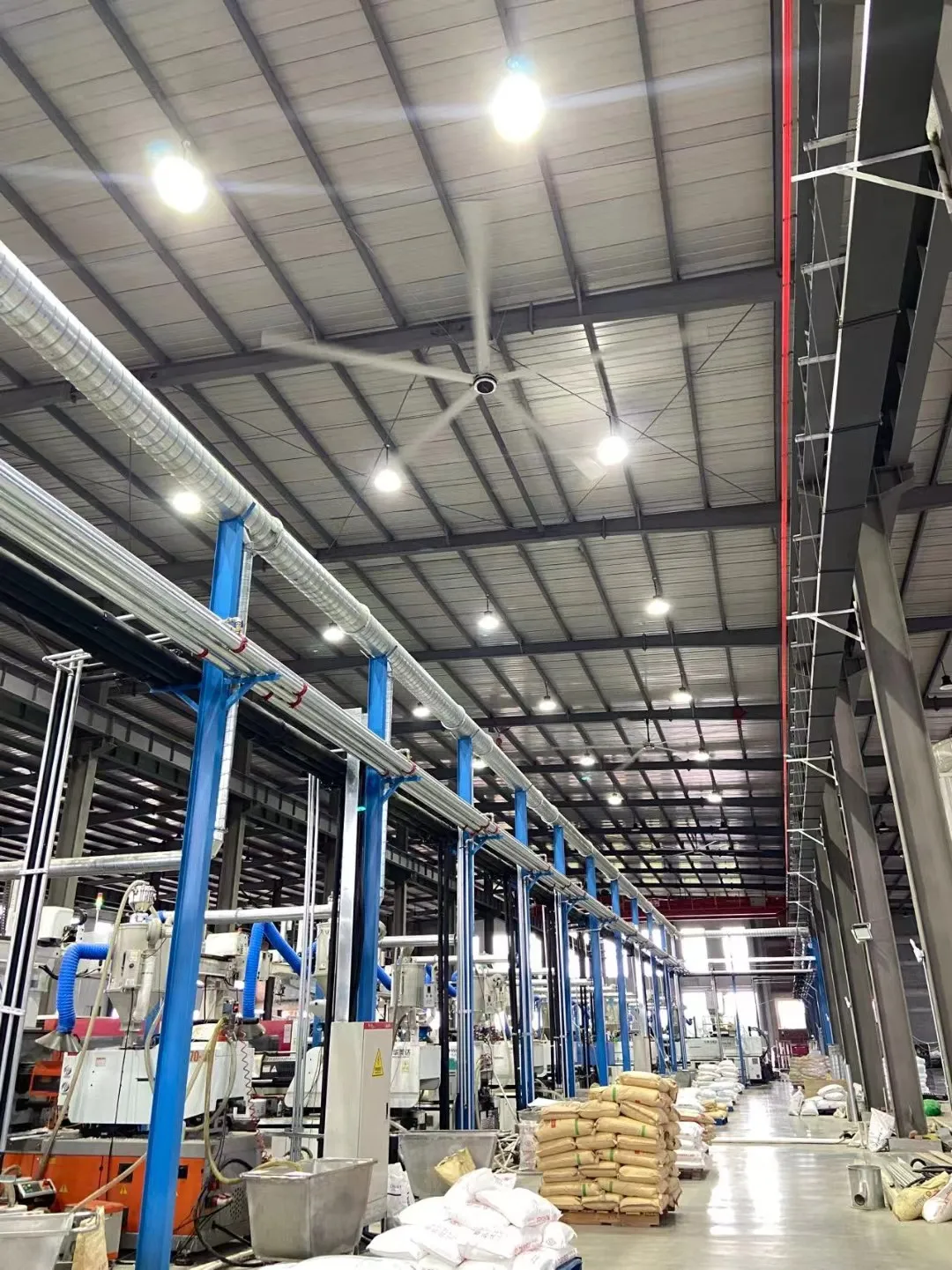 工厂中的 HVLS 风扇
