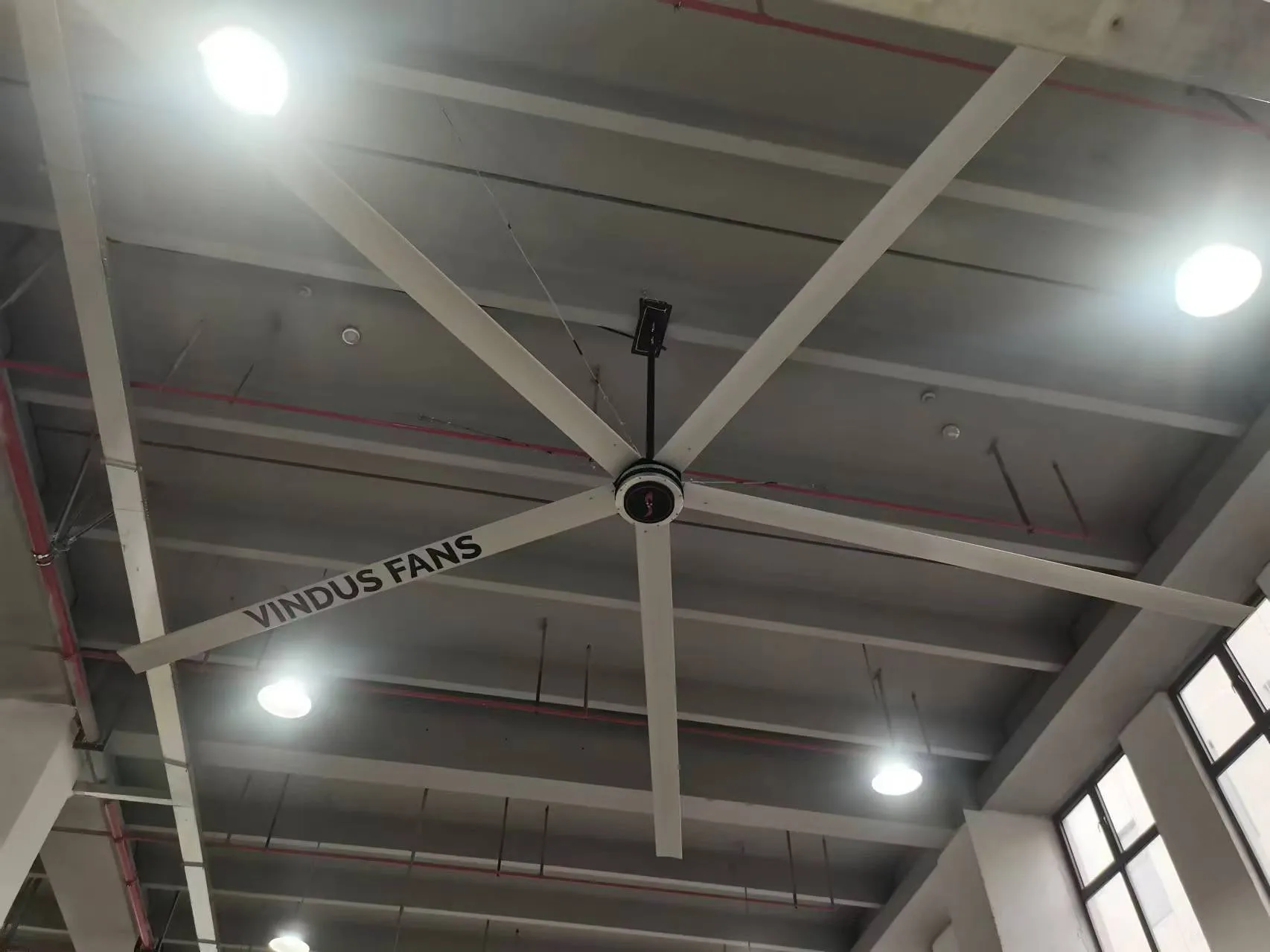 Aerodynamically contoured blade edges of HVLS Fans